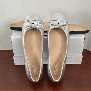 Vionic Klara Silver Flats, Size 8